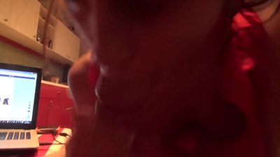 女学生趁着家里没人，给她哥哥吹箫